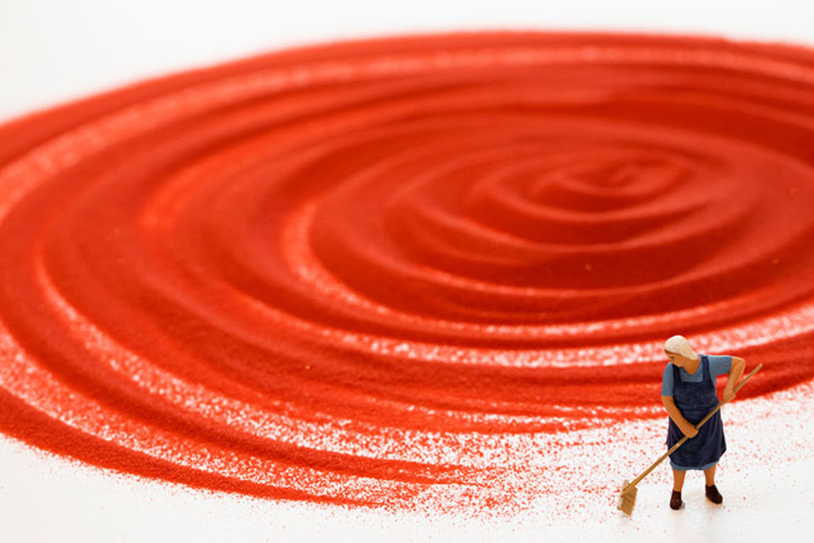 Liliana Porter. To Do It: Red Sand III, 2020