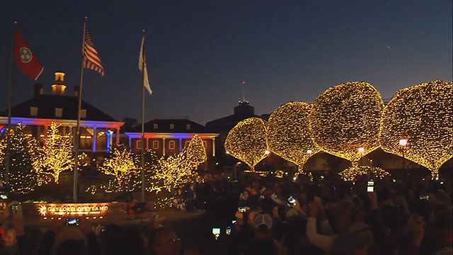 2.3 million holiday lights flipped on at Gaylord Opryland