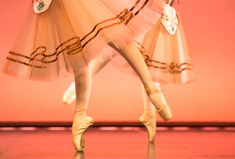 classical-ballet-dancers-feet-in-pointe-shoes-TGT73QW.jpg