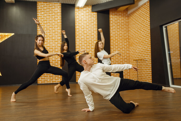 contemporary-dance-performers-posing-in-studio-GGENZXT.jpg